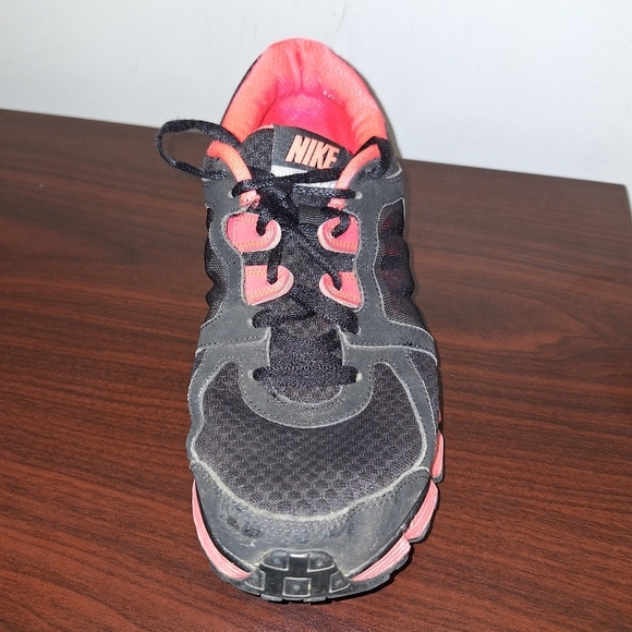 Nike Dual Fusion ST2 athletic shoes in a womens 11. Pre-loved and in great shape - Picture 8 of 13